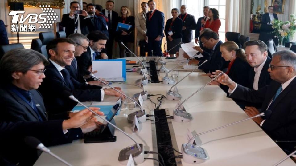 法國總統馬克洪最近招商動作頻頻，15日在凡爾賽宮舉行的「選擇法國」年度峰會上，會晤美國電動車大廠特斯拉執行長馬斯克。（圖／路透社）