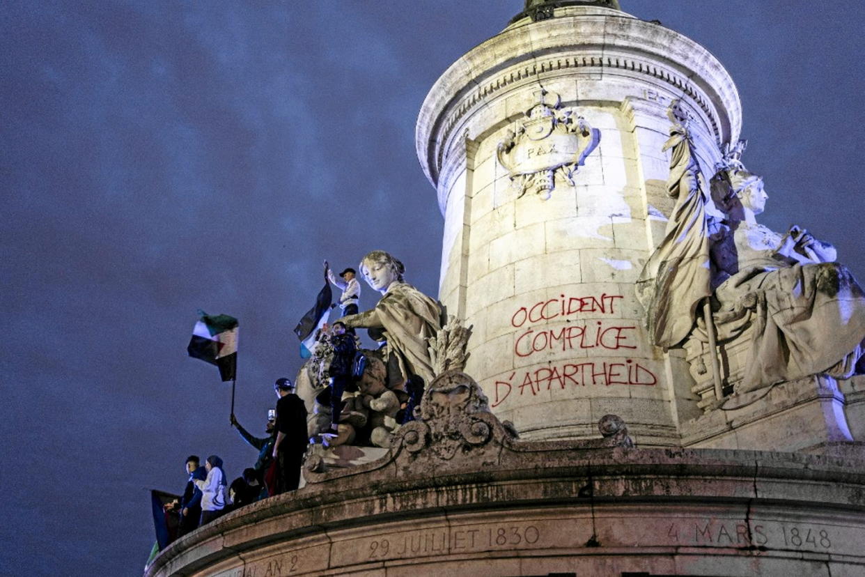 Plusieurs milliers de personnes se sont rassemblées sur la place de la République en soutien à la Palestine jeudi 19 octobre, à Paris.  - Credit:GAUTHIER BEDRIGNANS / Hans Lucas / Hans Lucas via AFP