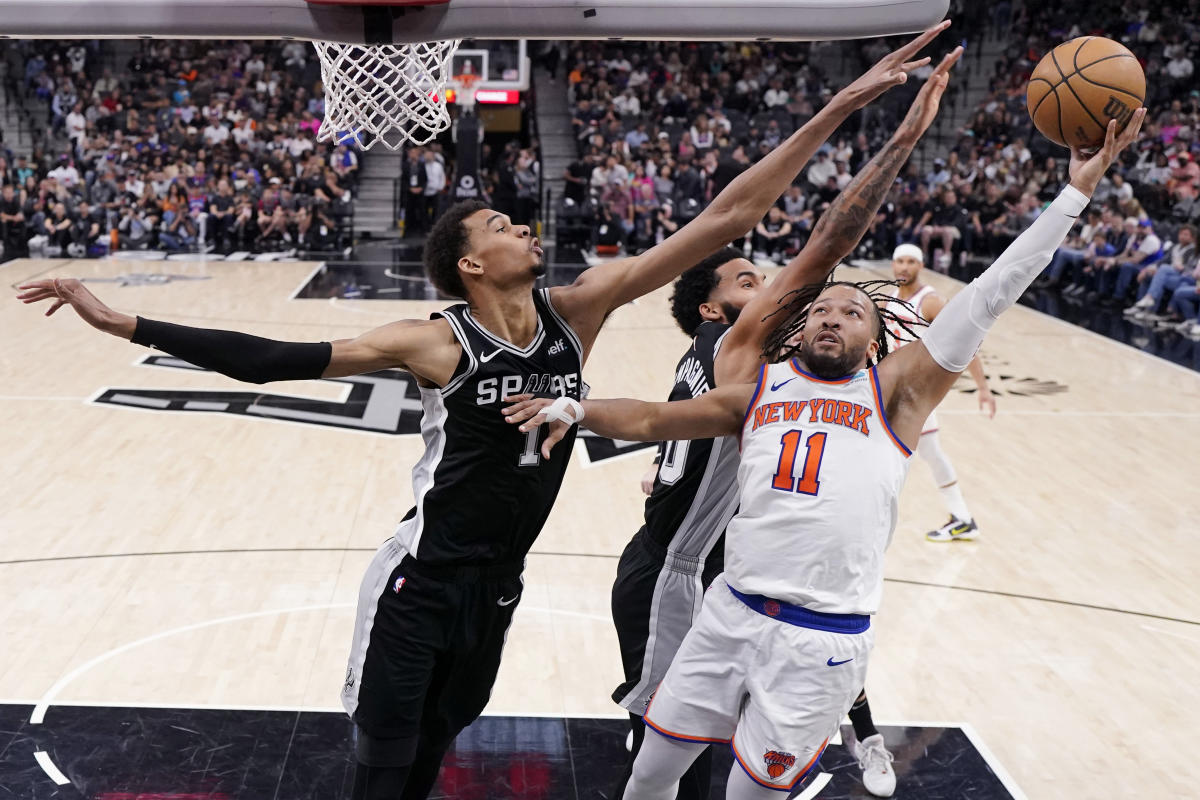 San Antonio Spurs Face Off Against New York Knicks in NBA Game