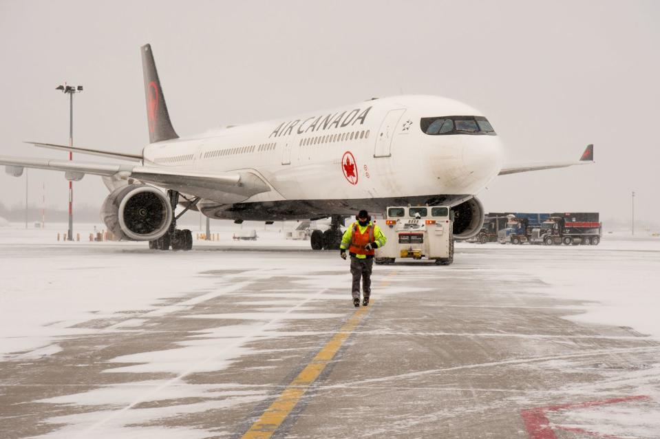 加拿大航空（Air Canada）8日晚間發生一起意外，一名乘客自己開艙門猛摔6公尺。（非當事飛機，翻攝自Air Canada臉書）