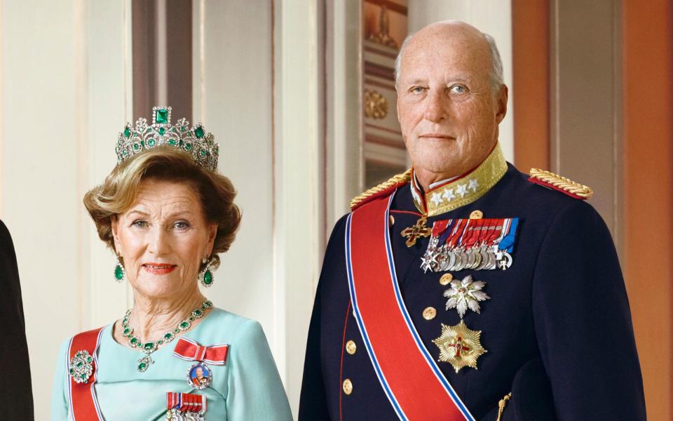 In Norwegen wurden die Thronfolgeregeln wie in Schweden ebenfalls vor kurzem geändert. Seit 1991 regiert König Harald V. (rechts) gemeinsam mit seiner Frau Königin Sonja (zweite von rechts). Das Paar heiratete 1968 und hat zwei Kinder, Prinzessin Märtha Louise und Kronprinz Haakon. (Bild: 2016 Jørgen Gomnæs, the Royal Court / Handout)