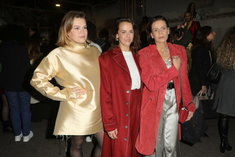 Pauline Ducruet a pu compter sur le soutien de sa famille lors de la présentation de sa première collection. Stéphanie de Monaco, sa maman, et Camille Gottlieb, sa petite sœur de 21 ans, ont pris place au premier rang pour applaudir les créations Alter, la maison de création qu’a lancée la petite-fille de Grace Kelly, en juin dernier. ©Getty images