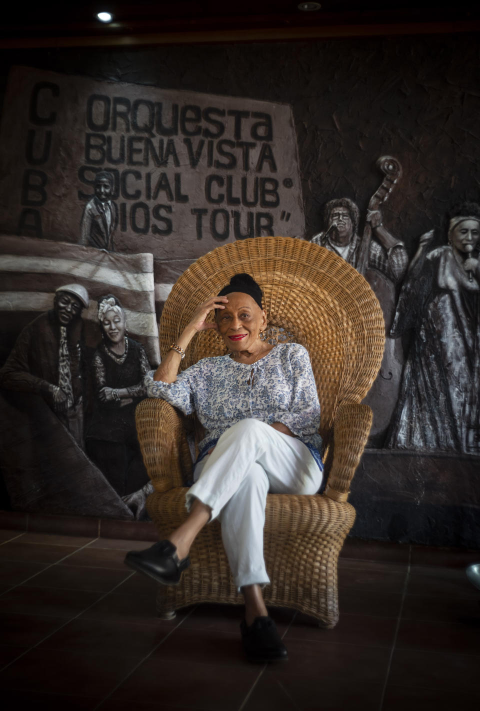 La cantante cubana Omara Portuondo durante una entrevista en su casa en La Habana el 29 de noviembre de 2022. (Foto AP/Ramón Espinosa)