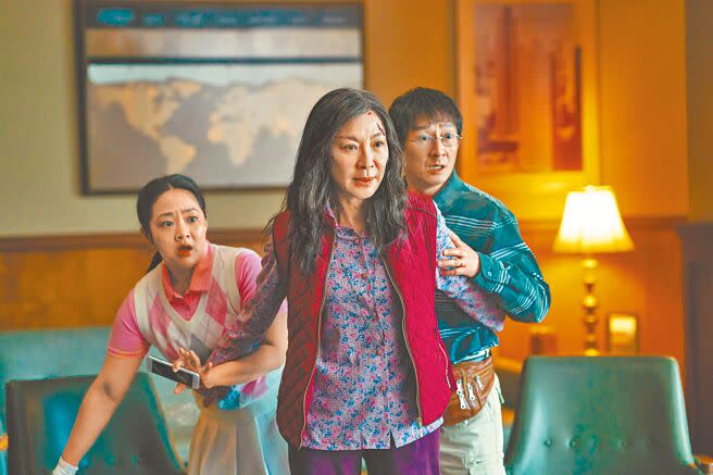 楊紫瓊（中）主演《媽的多重宇宙》入圍金球獎影后，實力派演技獲肯定。（資料照片）