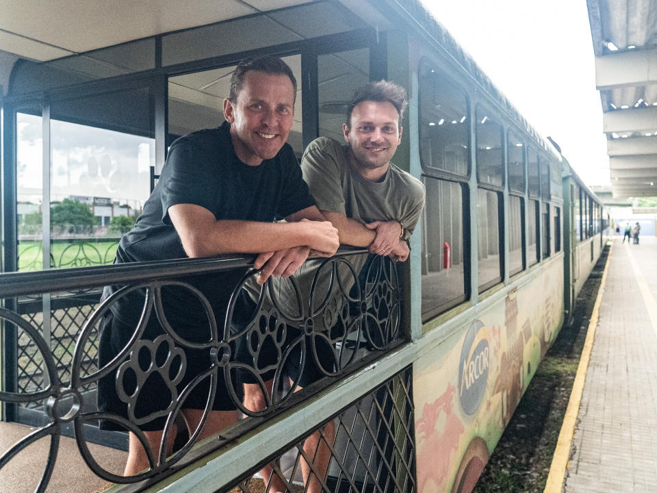 Scott Mills et Sam Vaughan, les célébrités qui participent à la course à travers le monde