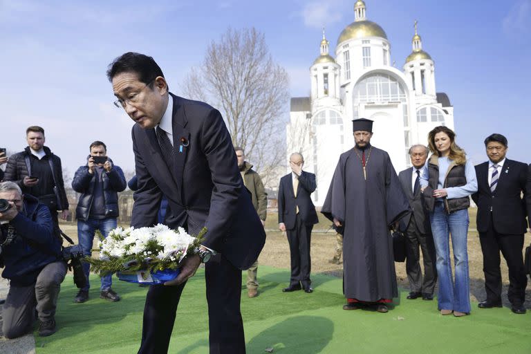 El primer ministro japonés, Fumio Kishida, deposita flores en una iglesia de Bucha, en Ucrania, el martes 21 de marzo de 2023.