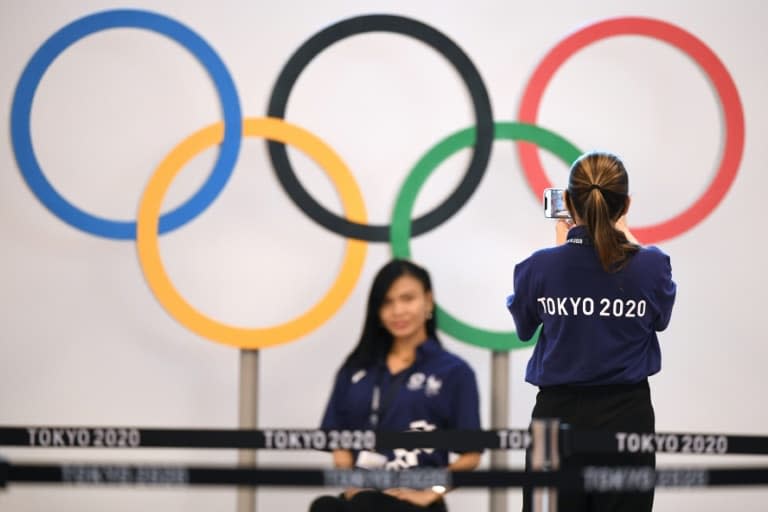 Le personnel à l'aéroport international de Tokyo, le 15 juillet 2021 mobilisés pour l'accueil des délégations pour les JO  - Kazuhiro NOGI © 2019 AFP