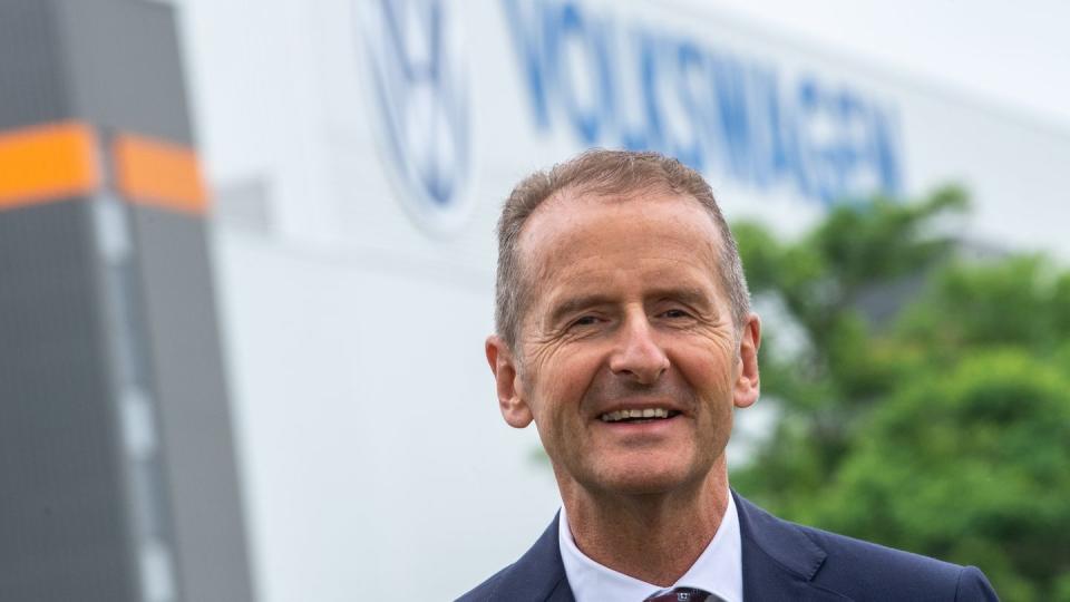 Herbert Diess, VW-Konzernchef, vor dem Werk von Volkswagen in Zwickau.