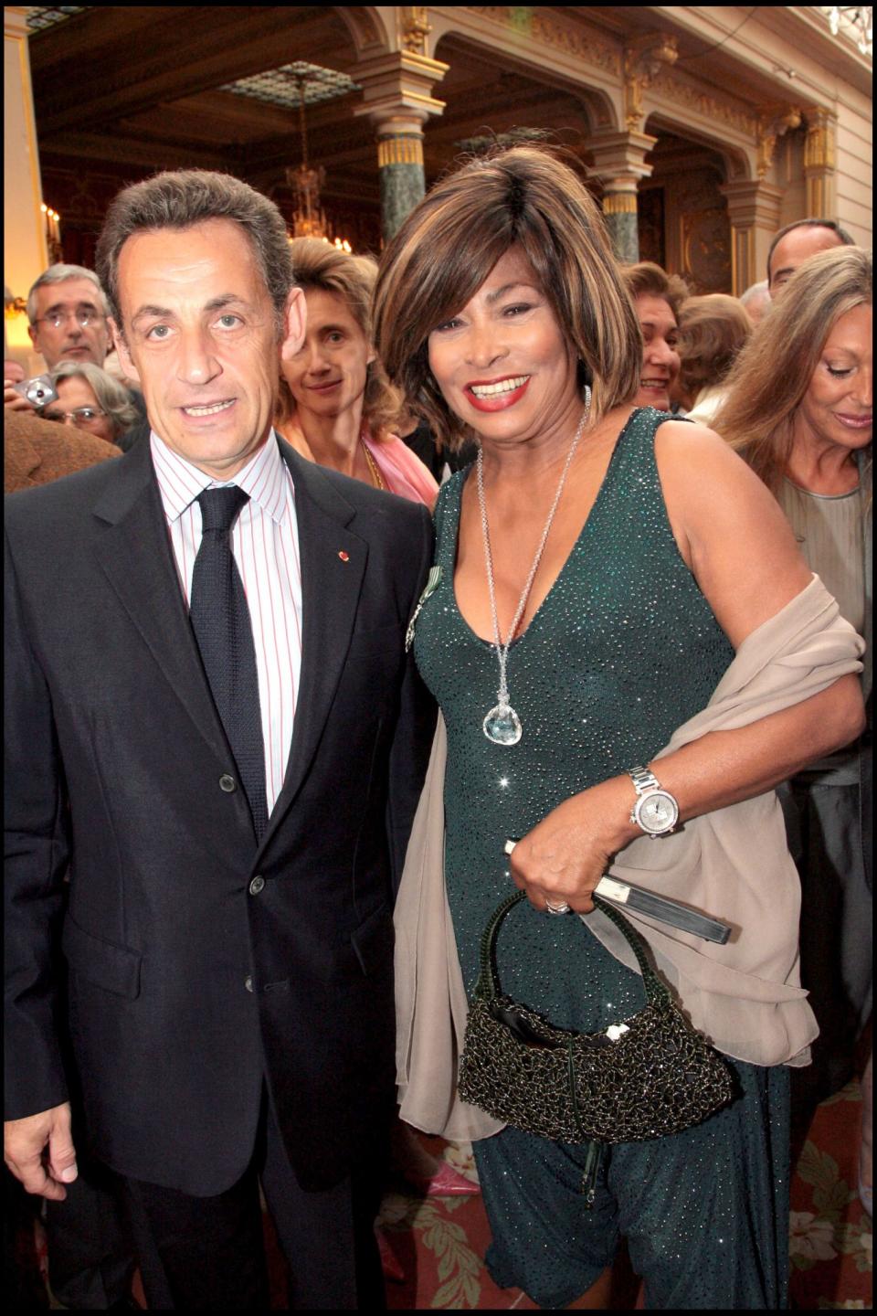 <p>L’interprète de <em>What’s Love Got To Do With It </em>est elle aussi venue arpenter l’Elysée le temps d’une soirée. Avec un sourire pareil à côté de Sarkozy on dirait presque qu’elle “<em>don’t need another hero</em>“. (Crédit : Getty Images) </p>