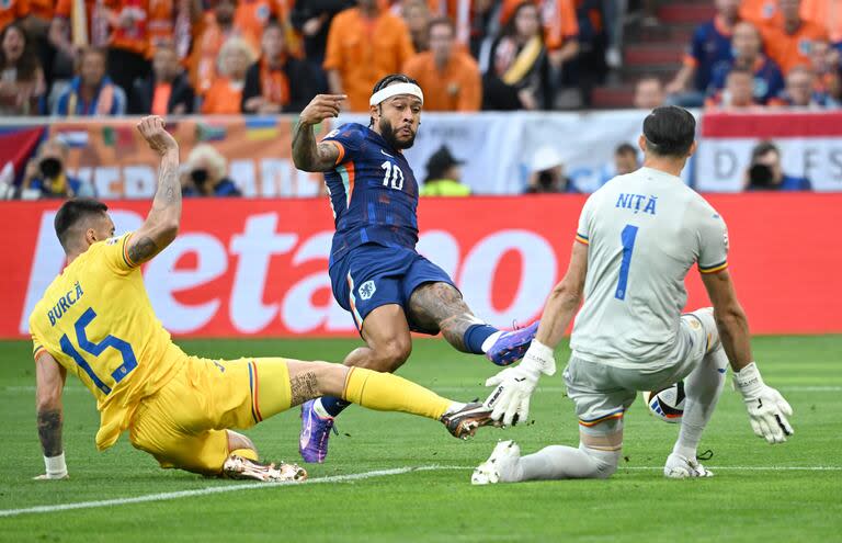 Una llegada de Memphis Depay frente al arquero Nita, que sobre el final de Países Bajos vs. Rumania vivió una situación insólita con zapatillas que habían arrojado a su área.