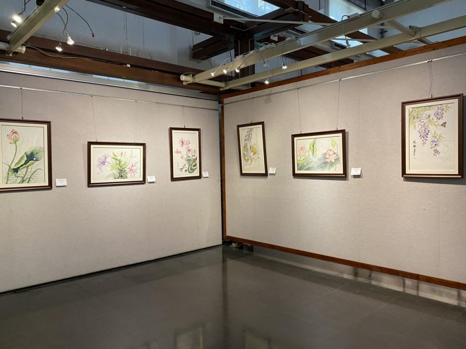 谷硯書畫會師生聯展，在彰化藝術館推出「筆下花、生繁景」，展現現代水墨新美學。（圖：李河錫攝）