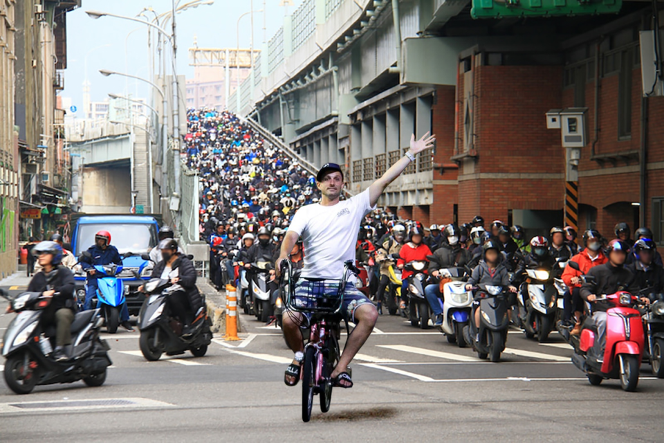 開始被P成亂入各種場景的單車小哥，也被P到了台灣著名的機車街景。（翻攝推特@WdGesi）