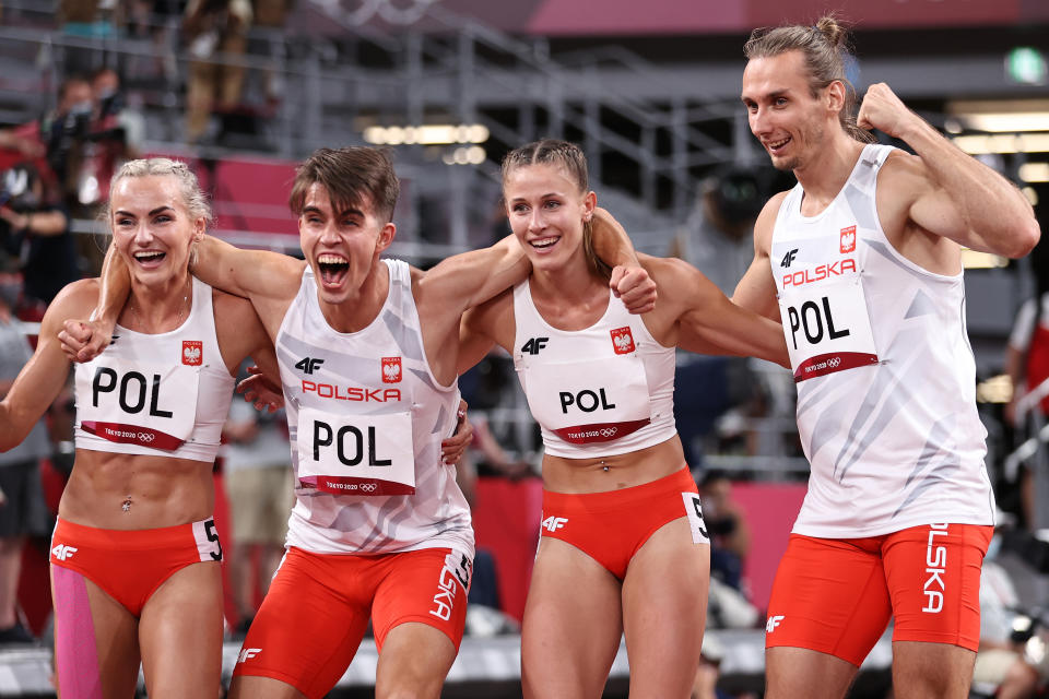 <p>TOKYO, JAPAN - JULY 31: Kajetan Duszynski, Justyna Swiety-Ersetic, Karol Zalewski, Natalia Kaczmarek of Team Poland celebrate after winning the gold medal in the 4x400m Relay Mixed Final on day eight of the Tokyo 2020 Olympic Games at Olympic Stadium on July 31, 2021 in Tokyo, Japan. (Photo by Michael Steele/Getty Images)</p> 