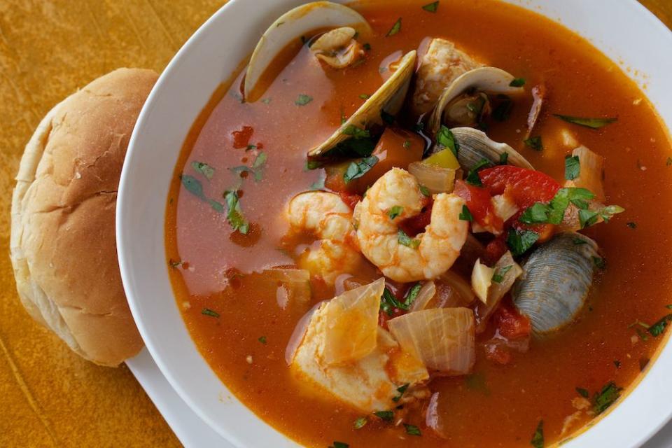 <p>Le vin améliore certains plats, mais est tout simplement essentiel pour d’autres. Prenez le cioppino par exemple. <a rel="nofollow noopener" href="http://www.seattletimes.com/life/food-drink/take-a-classic-cioppino-recipe-and-make-it-your-own/" target="_blank" data-ylk="slk:Cet article du Seattle Times;elm:context_link;itc:0;sec:content-canvas" class="link ">Cet article du Seattle Times</a> explique que la recette fait l’objet de nombreuses controverses, mais que la présence du vin n’est jamais négociable. [Photo : Getty </p>