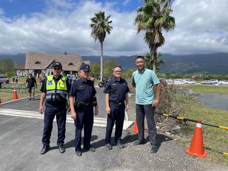 花蓮旅遊新亮點｜理想大地星巴克吸引遊客警交管