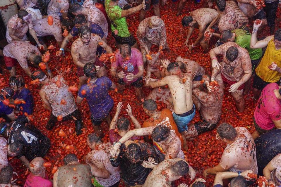 Juerguistas se tiran tomates unos a otros durante la fiesta anual “Tomatina”, una pelea de tomates en el pueblo de Buñol, cerca de Valencia, España, el miércoles 31 de agosto de 2022.(Foto AP/Alberto Saiz)