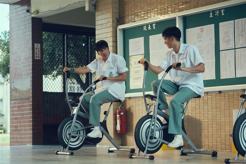 曹佑寧（右）、婁峻碩在《夏日的檸檬草》是多年好友。（圖／百薇國際娛樂提供）