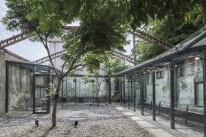 半戶外庭院｜The semi-outdoor courtyard at the center of the building (李易暹攝/力口建築提供｜Photo by Yi-Hsien Lee / Courtesy of Studio APL)