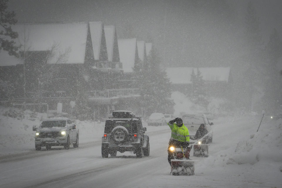 Operarios tratan de retirar la nieve de una carretera durante una nevada, el 1 de marzo de 2024, en Truckee, California. (AP Foto/Brooke Hess-Homeier)
