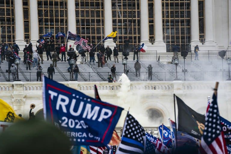 Affrontements entre des partisans du président américain Donald Trump et les forces de l'ordre sur les marches du Capitole le 6 janvier 2021 à Washington  - ALEX EDELMAN © 2019 AFP