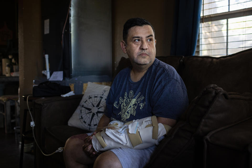 Arnulfo Reyes, un maestro que resultó herido en el tiroteo en la Escuela Primaria Robb, en su casa en Uvalde, Texas, el 9 de julio de 2022. (Tamir Kalifa/The New York Times)