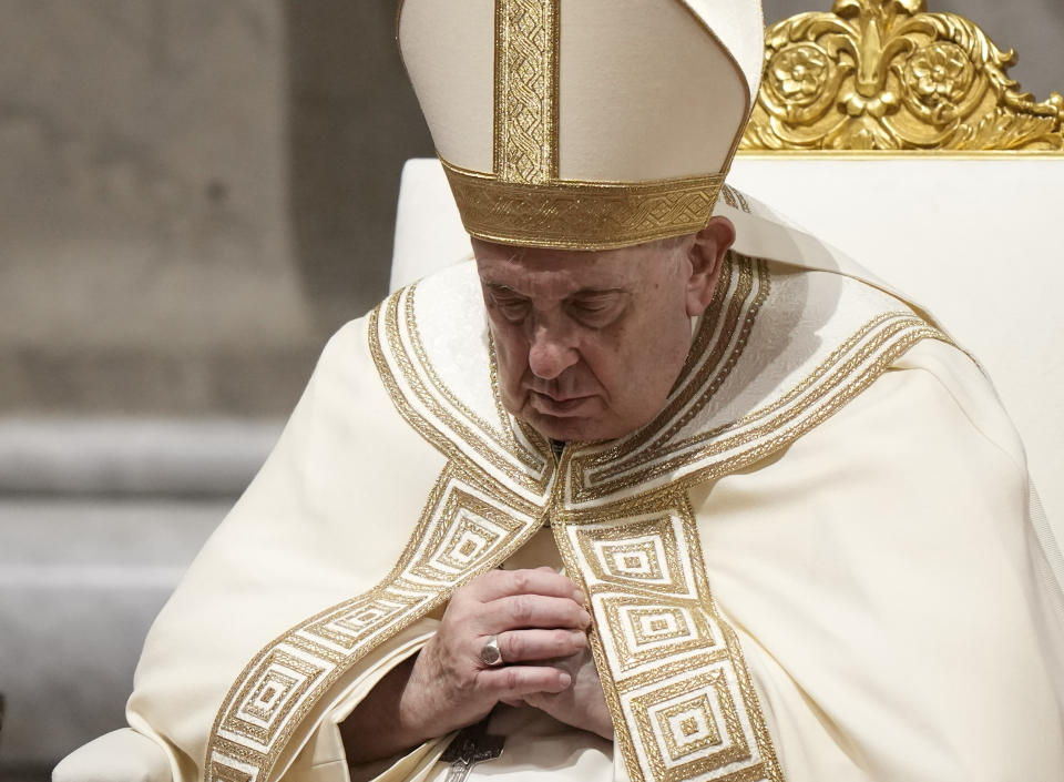 El papa Francisco preside el "Te Deum" en la Basílica de San Pedro, el 31 de diciembre de 2022, en Ciudad del Vaticano. (AP Foto/Andrew Medichini)