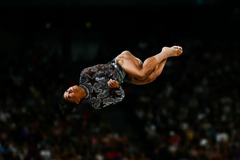 El arte de Simone Biles en el Bercy Arena de París