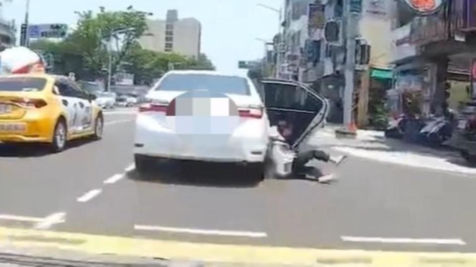 女子跳車後，嚇得後方騎士狂按喇叭急停。（圖／翻攝自爆料公社）