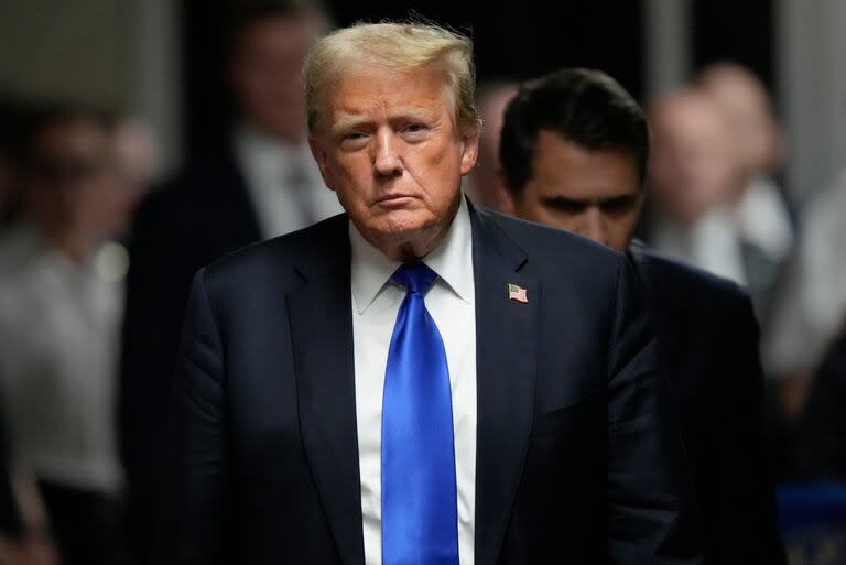 El expresidente Donald Trump brinda comentarios a los medios de comunicación después de que un jurado lo declarara culpable de delitos graves por falsificar registros comerciales en el Tribunal Penal de Manhattan, el jueves 30 de mayo de 2024, en Nueva York. (AP Foto/Seth Wenig, Pool)