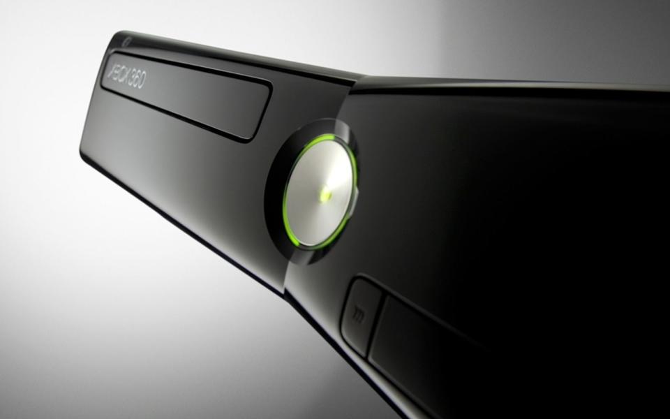 <p>Obwohl vom legendären "Red Ring of Death" geplagt, ist die organisch geformte Xbox 360 die bislang erfolgreichste Microsoft-Konsole. Die austauschbare Festplatte und die starken Online-Features begeisterten seit Ende 2005 über 85,7 Millionen Käufer. (Bild: Microsoft)</p> 
