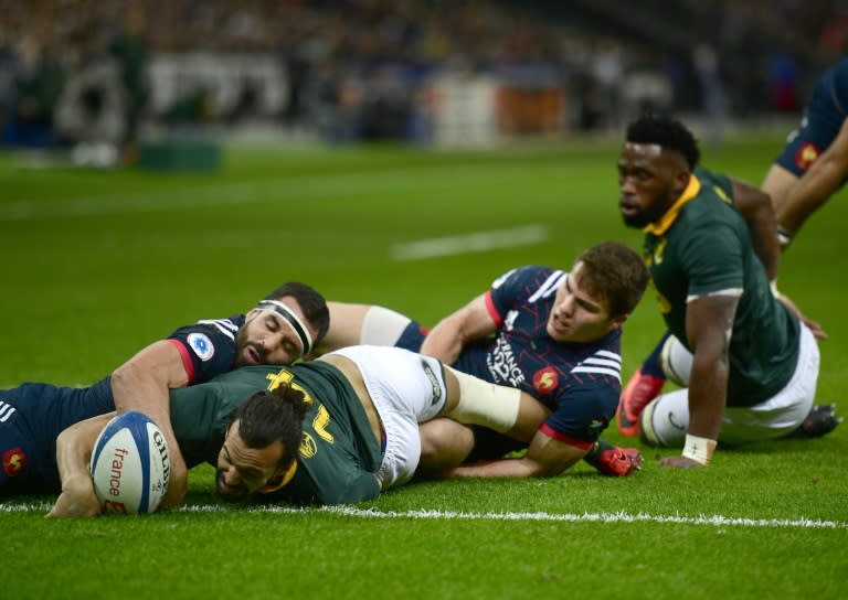 South Africa's wing Dillyn Leyds (C) scores a try during their match against France in Saint-Denis, on the outskirts of Paris, on November 18, 2017