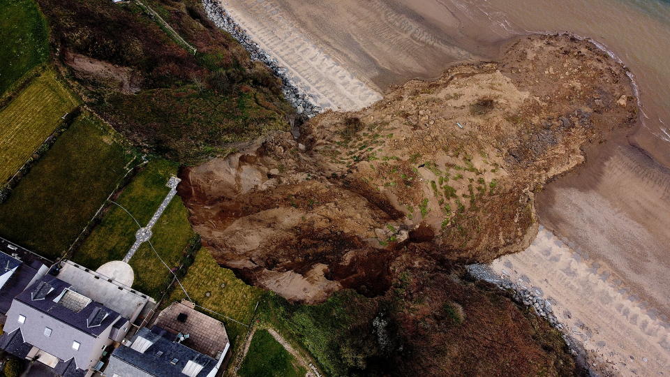 Nuevo desprendimiento de tierra en la costa británica