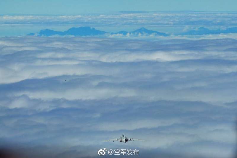 中共解放軍22和23日連續2天進行跨島鏈遠海長航訓練，中國空軍官方微博「空軍發佈」24日發布照片，轟6K戰機疑似對著玉山飛行（微博）