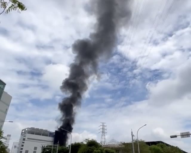 位於竹科園區力行五路的亞東氣體今(19)日上午10點左右發生起火事件，火勢猛烈，濃煙密布，消防人員與消防車紛抵達現場救災。(記者曾芳蘭攝)