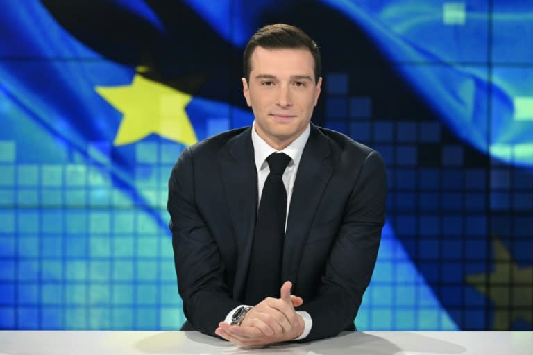 Le président du RN Jordan Bardella pose avant un débat télévisé dans le cadre des élections européennes, le 2 mai 2024 dans les studios de BFMTV à Paris (Miguel MEDINA)