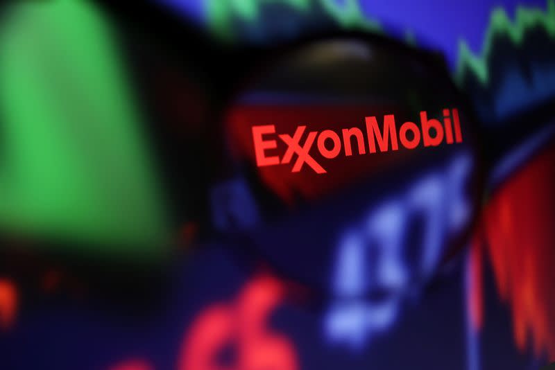 Foto de archivo. El logo de Exxon Mobil y un gráfico de acciones se ven en esta ilustración