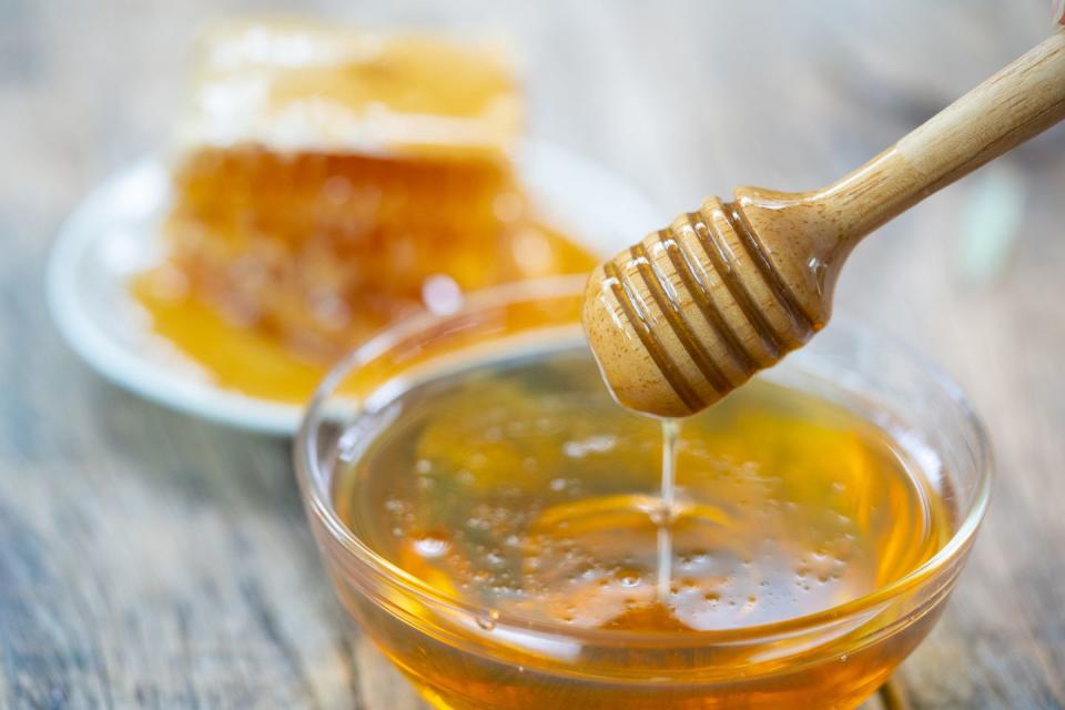 honey falling off honey dipper