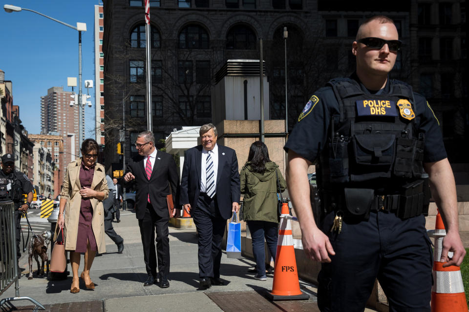 <p>Die Eltern von First Lady Melania Trump, Amalija und Viktor Knavs, zusammen mit ihrem Anwalt Michael Wildes (Mitte) vor der Staatsbürgerschafts- und Einwanderungsbehörde im Jacob K. Javits Federal Building in New York. Die Knavs haben dort einen Termin im Rahmen ihres Ansuchens um die amerikanische Staatsbürgerschaft. Das Paar ist ursprünglich aus Slowenien und hat derzeit ein Daueraufenthaltsrecht in den USA. (Bild: Getty Images/Drew Angerer) </p>