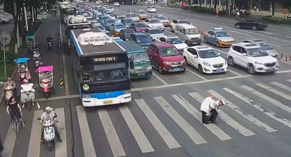 The officer approached the senior citizen and had a brief chat before bending over to lift him up on his back. Source: Weibo / Mianyang Police