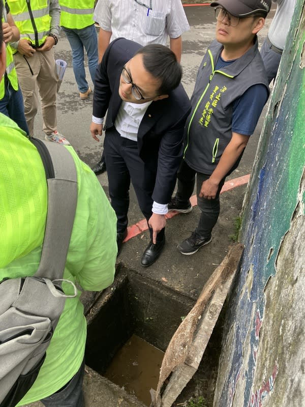 強降雨致汐止巷弄積淹水  立委會勘找原因（1） 新北市汐止區18日上午強降雨造成中華街巷弄淹水， 國民黨籍立委廖先翔（右2）下午前往汐止區茄苳 路、中華街口勘查，找到淹水原因為周邊建築施工因 素，已請工地做好排水。 （廖先翔服務處提供） 中央社記者黃旭昇新北市傳真  113年4月18日 