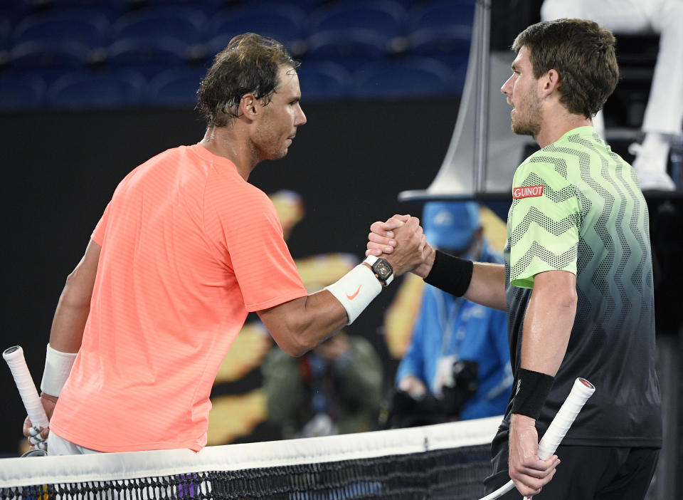 El español Rafael Nadal, izquierda, estrecha la mano del británico Cameron Norrie luego de vencerlo en sets corridos en su partido por la tercera ronda del Abierto de Australia en Melbourne, Australia, sábado 13 de febrero de 2021. (AP Foto/Andy Brownbill)