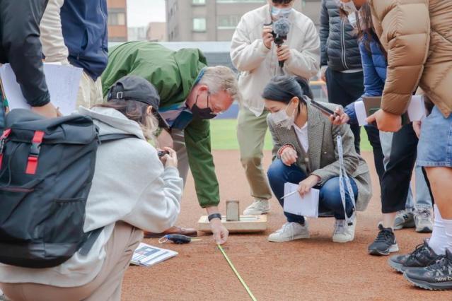 丟臉丟到國外！ 新竹12億棒球場登外媒「草皮狀況極為糟糕」