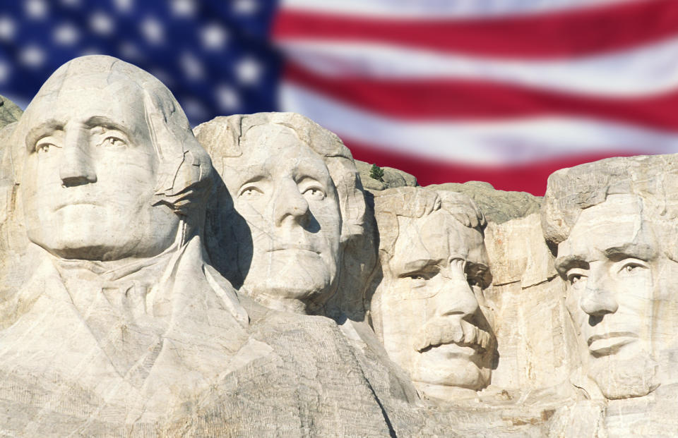 Bandera de EEUU detrás de Mount Rushmore, donde hay esculturas de dos de los Padres Fundadores del país: George Washington y Thomas Jefferson. Foto: Getty