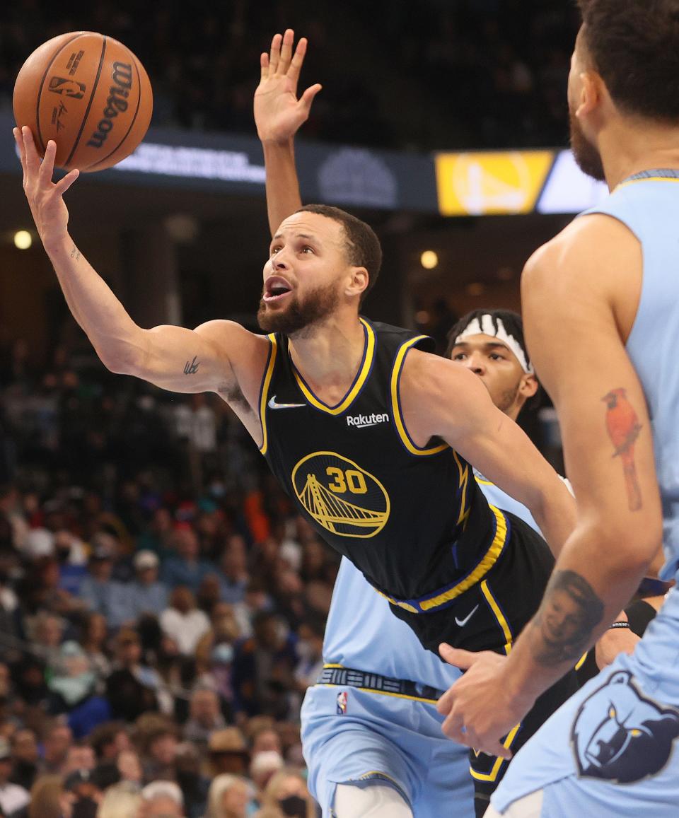 Golden State Warriors guard Steph Curry attempts a layup as Memphis Grizzlies guard Ziaire Williams defends at FedExForum on Tuesday, January 11, 2022.