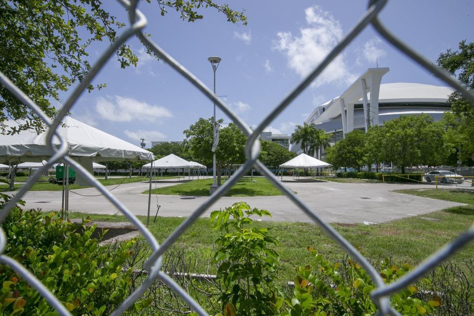 El centro de pruebas de COVID-19 en el estadio Marlins Park de Miami permanece cerrado, el viernes 31 de julio de 2020. (Al Díaz /Miami Herald vía AP)