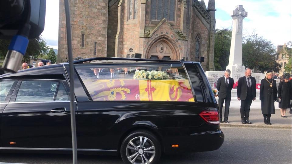The Queen’s coffin passes through Ballater as mourners look on (Holly Bancroft)