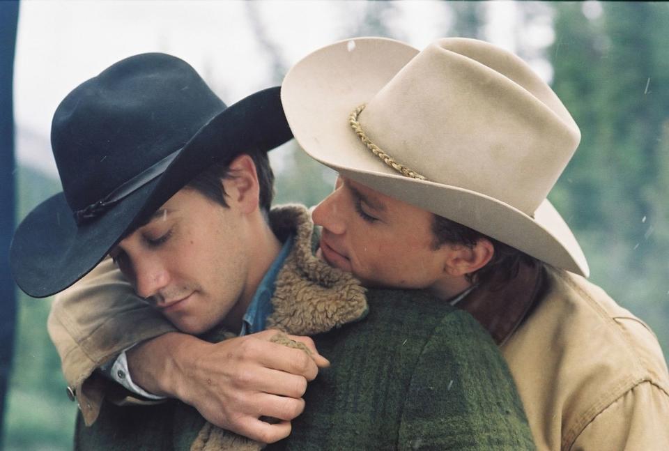 Küss mich, Cowboy! Jake Gyllenhaal (links) und Heath Ledger zeigten in Ang Lees Oscarerfolg "Brokeback Mountain", was wahre Liebe wirklich bedeutet. Ein großer Tabubruch und ein großes, ergreifendes Drama, das unausweichlich auf ein tragisches Ende zusteuert. (Bild: Tobis)