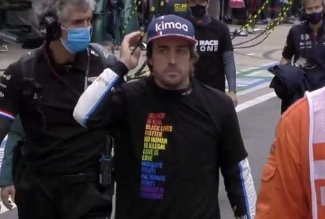 Fernando Alonso se moja en un país en el que sale caro hacerlo