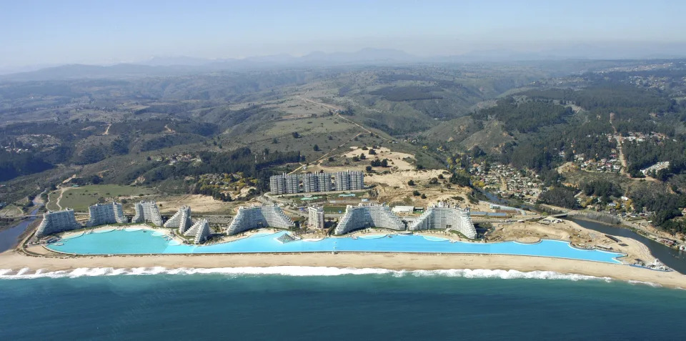 <p>El complejo se inauguró en 1993, pero la piscina se abrió en diciembre de 2006 tras cinco años de trabajos de construcción. Desde entonces, su singularidad está recogida en el Libro Guinness de los récords. (Foto: Eliseo Fernandez / Reuters).</p> 