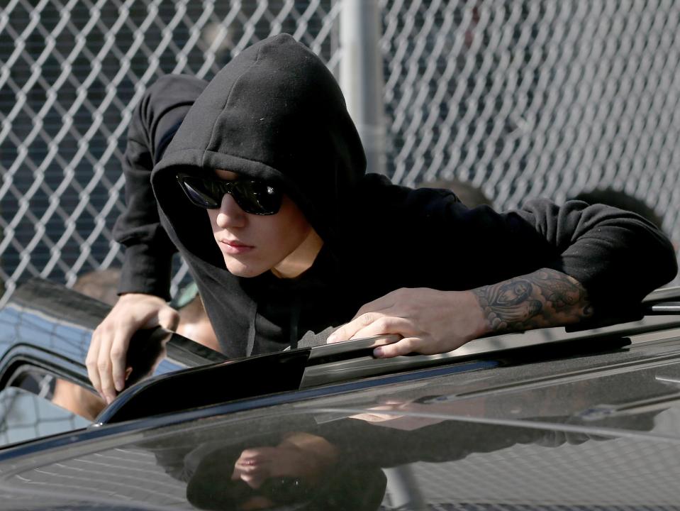 Justin Bieber saliendo del centro correccional de Miami después de su arresto el 23 de enero de 2014 (Getty Images)